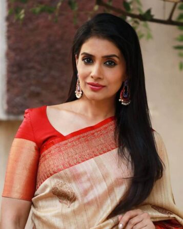 Sonali Kulkarni Biography Marathi :