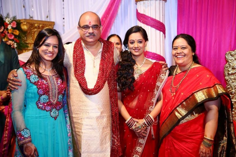 स्पृहा जोशी|Spruha Joshi with her Family 