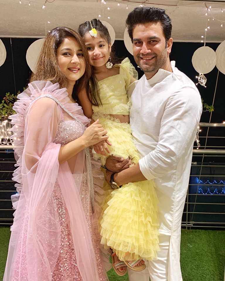 Sharad Kelkar with his Family 