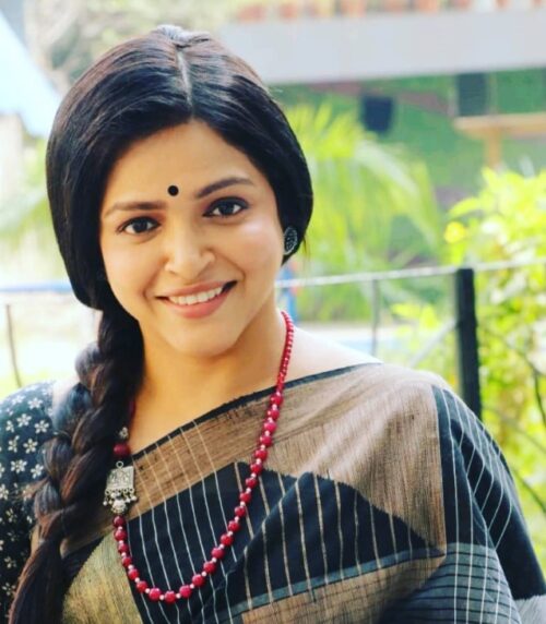 Deepa Parab Biography Marathi