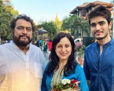 Kishori Shahane With her Family 