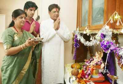 Mohan Joshi with His Family In Ganpati Festival 