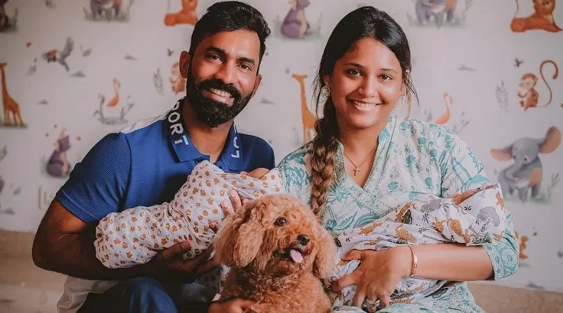  Dinesh Kartik With His Wife and Twins